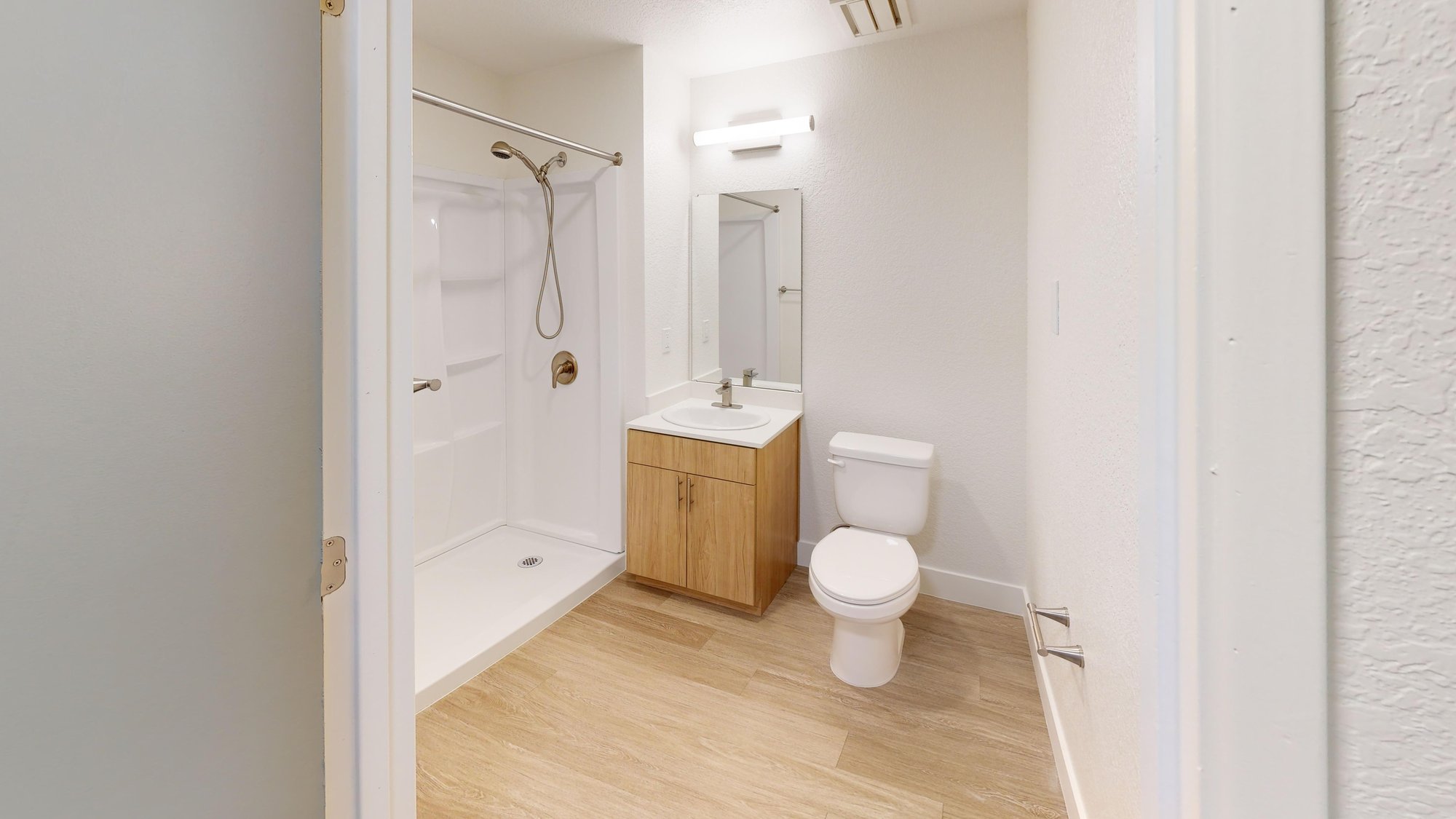 Columbus-Estates-IL-2-bed-1060-sqft-Bathroom-1