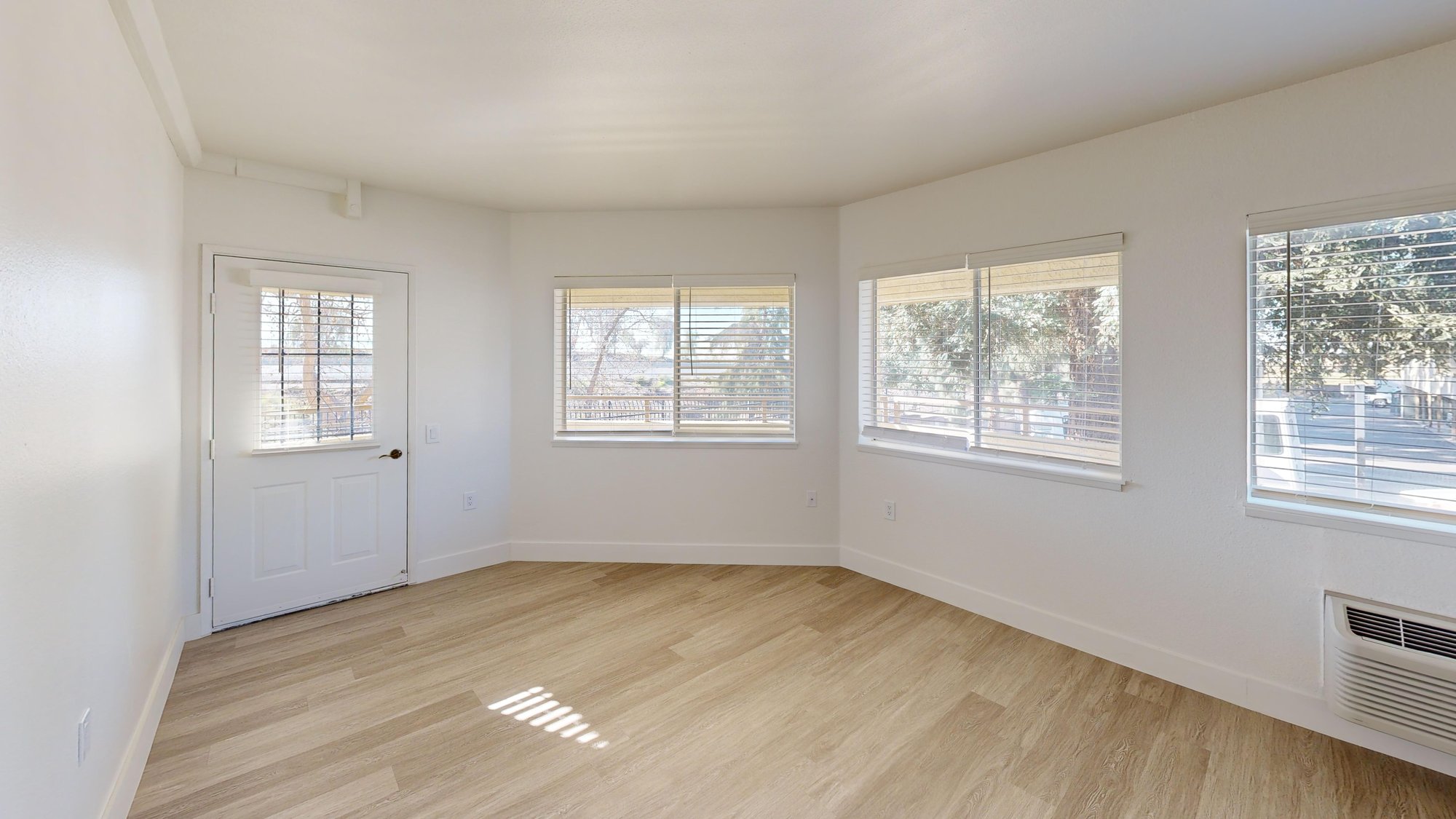 Columbus-Estates-IL-2-bed-889-sqft-Living-Room-1