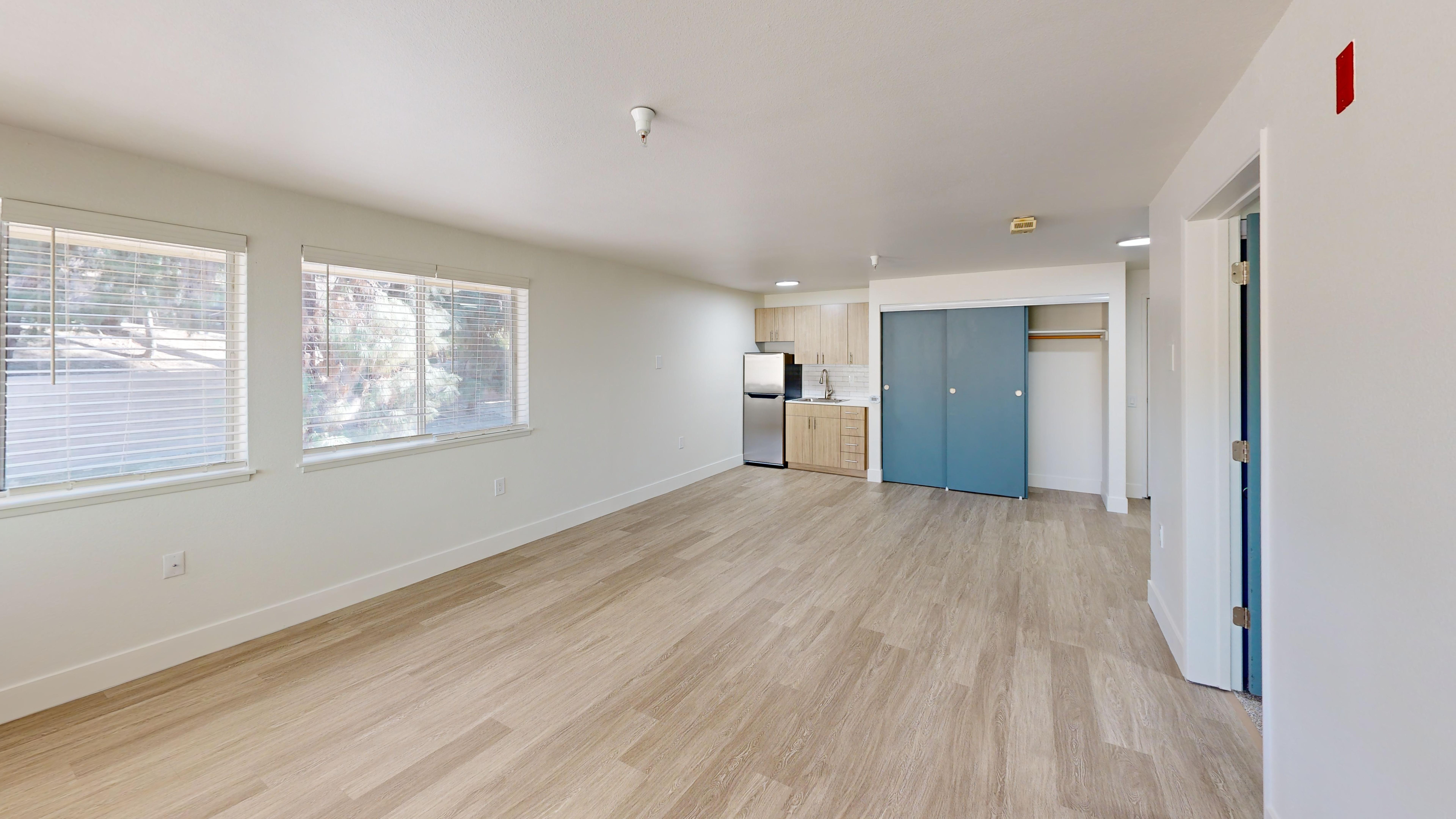 Columbus-Estates-IL-1-bed-676-sqft-Living-Room 1