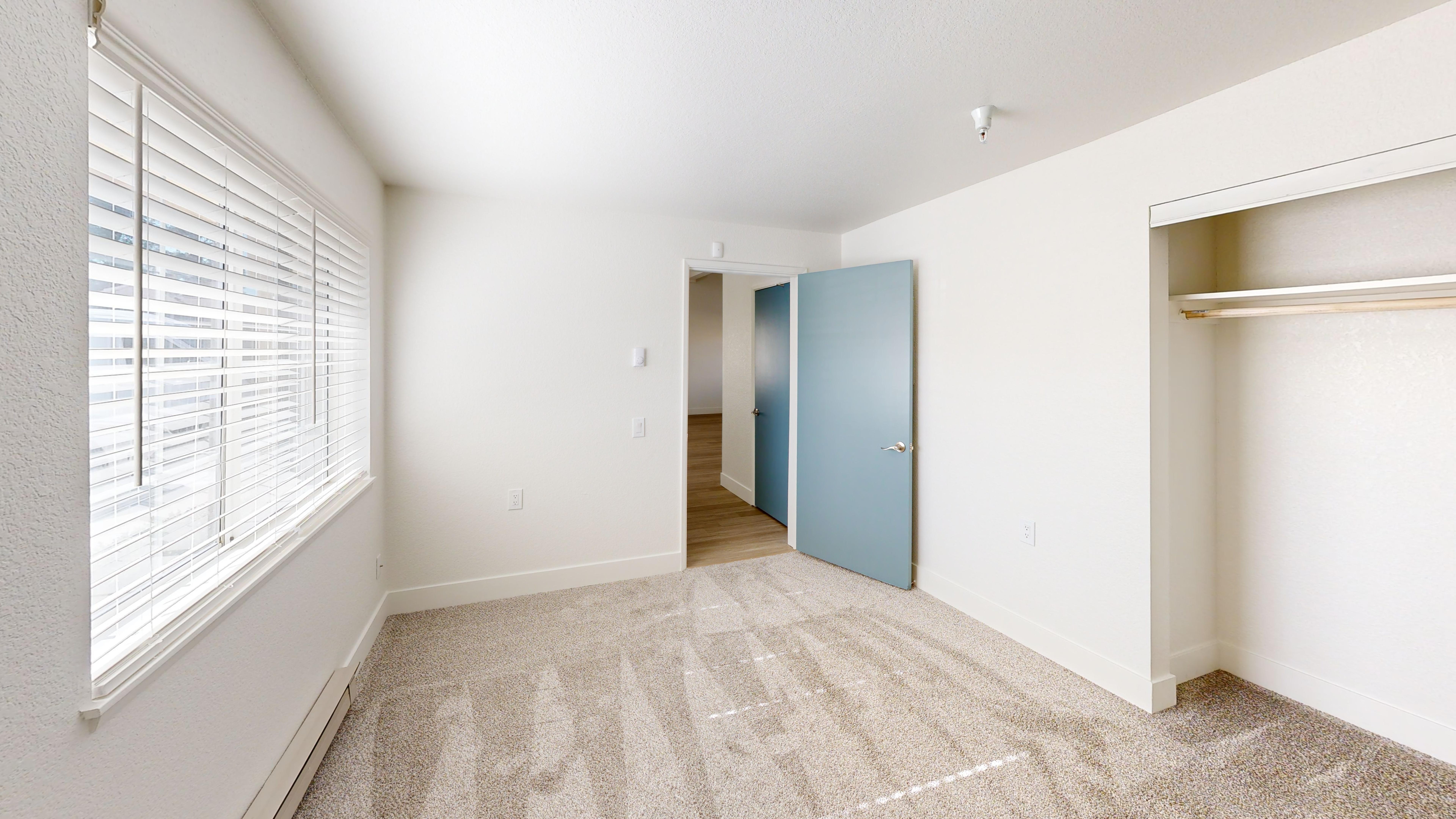 Columbus-Estates-IL-2-bed-1060-sqft-Bedroom